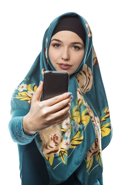 Mujer mostrando Hijab vía Selfie — Foto de Stock