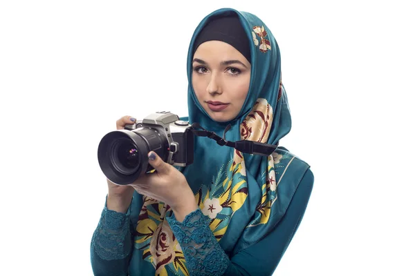 Mujer en Hijab con una cámara — Foto de Stock