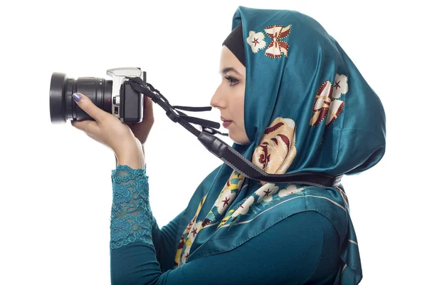 Mujer en Hijab con una cámara —  Fotos de Stock
