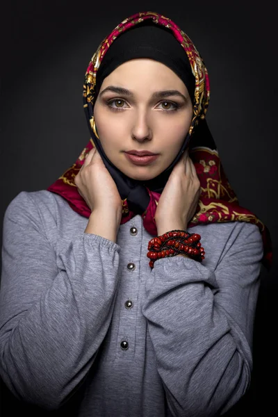 Portrét ženy v červeným hidžábu — Stock fotografie