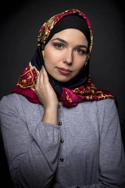 Портрет женщины в красном хиджабе — стоковое фото