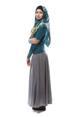 Beyaz zemin üzerine yeşil Hijab kadında