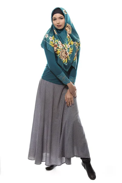 흰색 바탕에 녹색 Hijab에 여자 — 스톡 사진