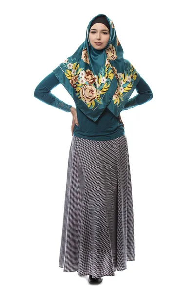 Žena v zeleném hidžáb na bílém pozadí — Stock fotografie