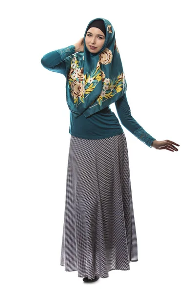Mujer en verde Hijab sobre fondo blanco — Foto de Stock
