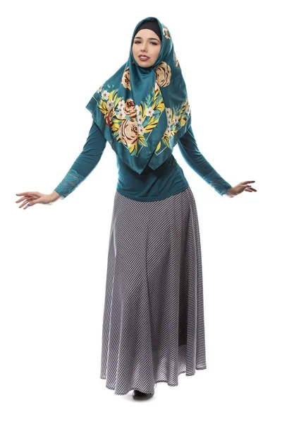 Frau im grünen Hijab auf weißem Hintergrund — Stockfoto