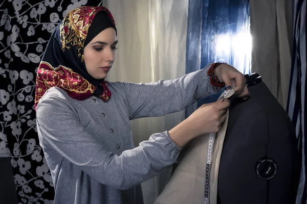 Modedesignerin oder Näherin mit Hijab — Stockfoto