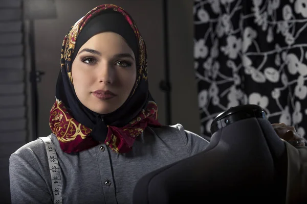 Kadın moda tasarımcısı veya Hijab giyen terzi — Stok fotoğraf