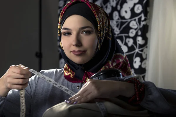 Diseñadora de moda femenina o costurera que usa Hijab — Foto de Stock