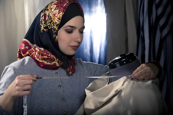 Vrouwelijke mode-ontwerper of het dragen van Hijab naaister — Stockfoto
