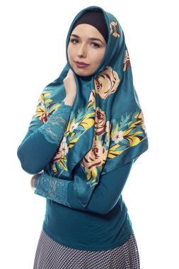 Beyaz arka plan üzerinde izole yeşil Hijab giyen kadın