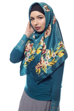 Beyaz arka plan üzerinde izole yeşil Hijab giyen kadın