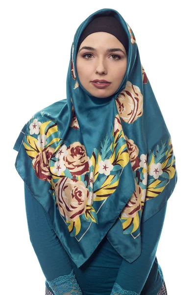 Vrouw dragen groene Hijab geïsoleerd op witte achtergrond — Stockfoto