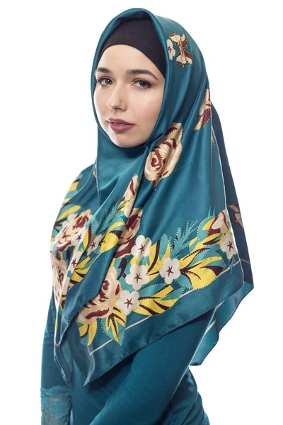 Vrouw dragen groene Hijab geïsoleerd op witte achtergrond — Stockfoto