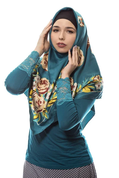 Mujer usando verde hijab aislado sobre fondo blanco — Foto de Stock