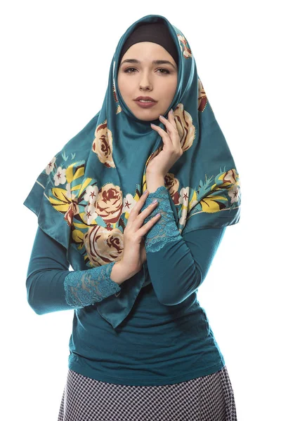 Mujer usando verde hijab aislado sobre fondo blanco — Foto de Stock