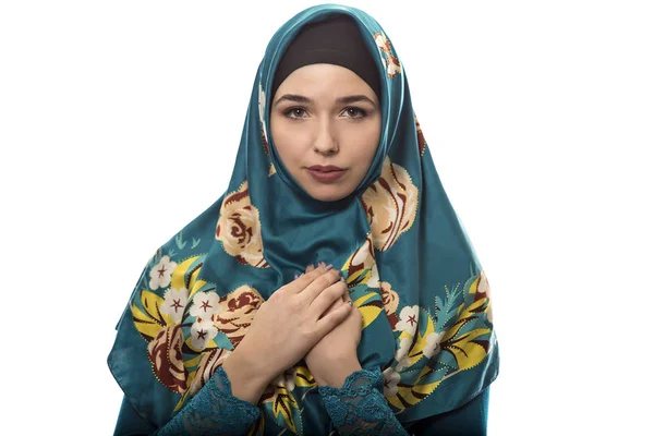 Beyaz arka plan üzerinde izole yeşil Hijab giyen kadın — Stok fotoğraf