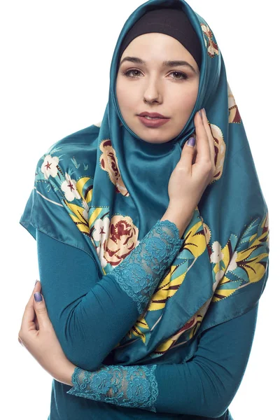Vrouw dragen groene Hijab geïsoleerd op witte achtergrond — Stockfoto