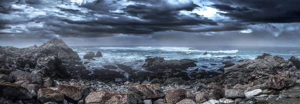 Skalnaté pobřeží podél oblázkové pláže Kalifornie — Stock fotografie