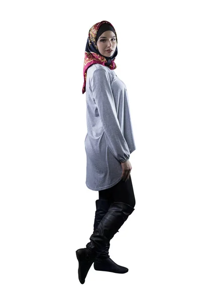 ผู้หญิงสวมฮิญาบแยกจากพื้นหลังสีขาว — ภาพถ่ายสต็อก