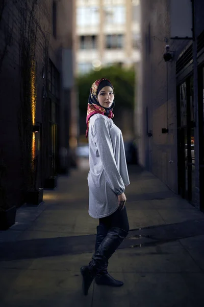 Frau im Hidschab läuft auf der Straße — Stockfoto