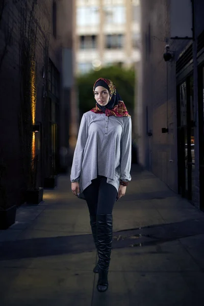 Het dragen van Hijab lopen de straat vrouw — Stockfoto