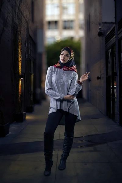 Femme portant le hijab Promenade dans la rue — Photo