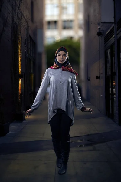 Mujer con Hijab caminando por la calle — Foto de Stock