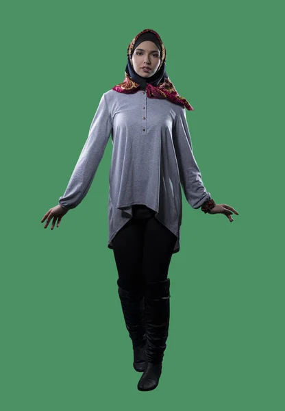 Frau trägt Hijab isoliert auf grünem Bildschirm — Stockfoto