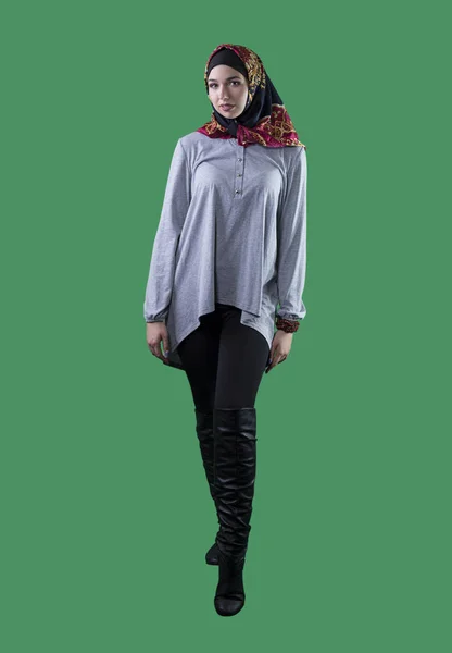 Frau im Hidschab isoliert auf grünem Bildschirm — Stockfoto