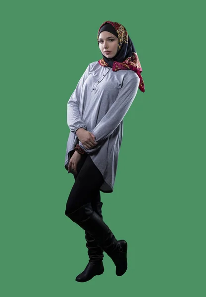 Perempuan di Hijab Terisolasi di Layar Hijau — Stok Foto