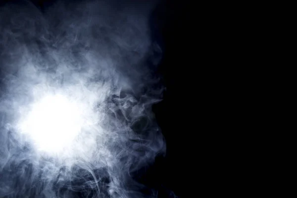 Podsvícené kouř nebo vape na černém pozadí — Stock fotografie