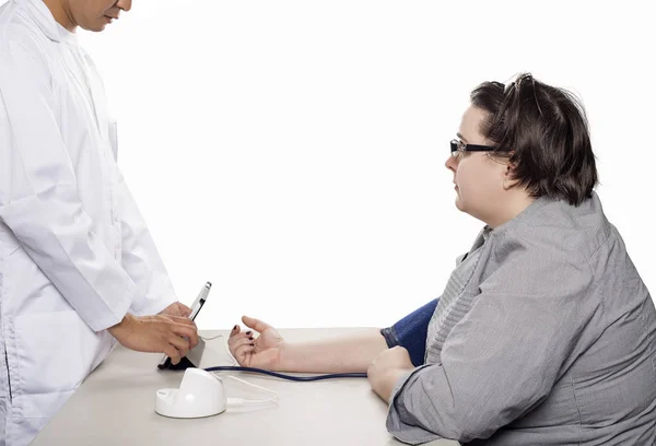 Paciente con médico usando un monitor de presión arterial inteligente o digital — Foto de Stock