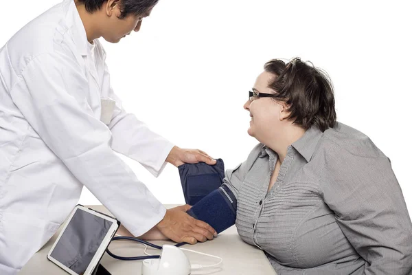 Paciente con médico usando un monitor de presión arterial inteligente o digital — Foto de Stock