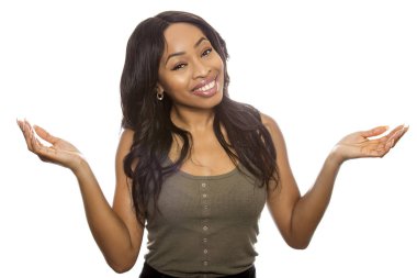 Kaygısız jest ve ifadeleri ile beyaz bir arka plan üzerinde siyah erkek