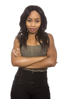 Kendine güvenen jest ve ifadeleri ile beyaz bir arka plan üzerinde siyah erkek