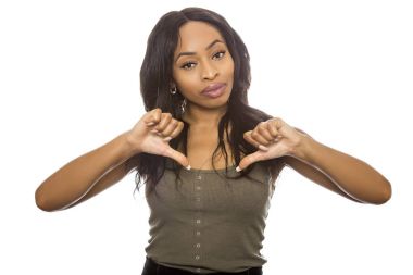 Siyah kadın başparmak aşağı ile