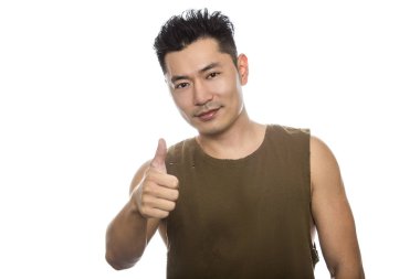 Başparmak yukarıya ile atletik Asya erkek