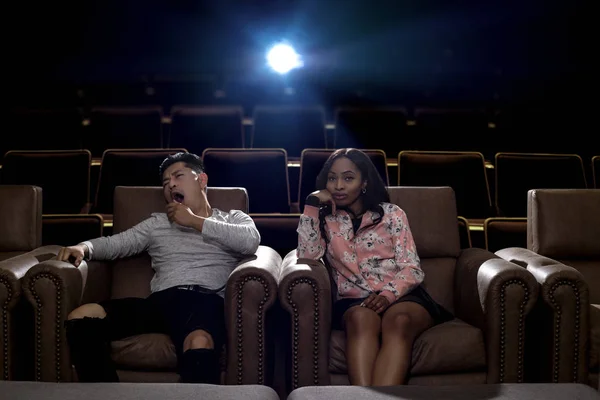 Couple Interracial sur une date de cinéma — Photo