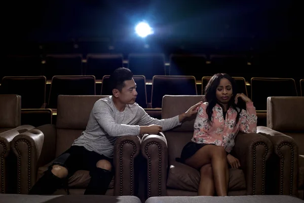 Interracial par på en film teater datum — Stockfoto