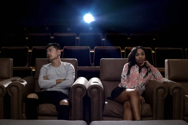 Sex tussen verschillendre rassen paar op een film theater datum — Stockfoto