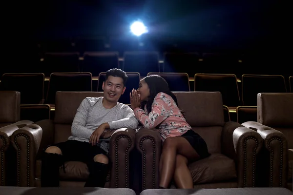 Interracial pareja en un cine fecha — Foto de Stock