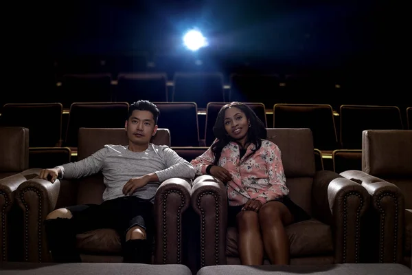 영화 극장 날짜에 interracial 커플 — 스톡 사진