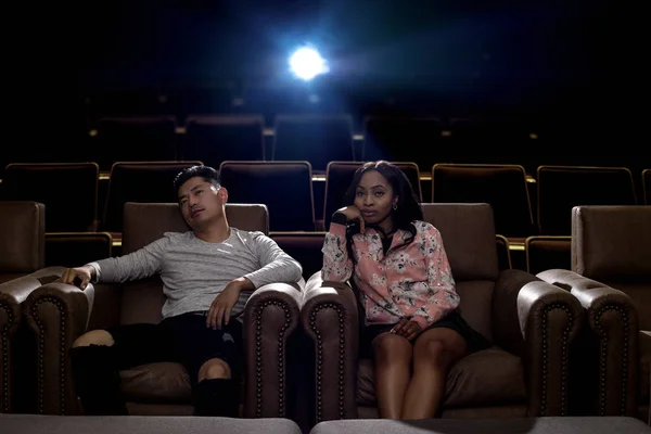 Couple Interracial sur une date de cinéma — Photo