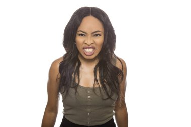 Kızgın beyaz arka planda siyah erkek