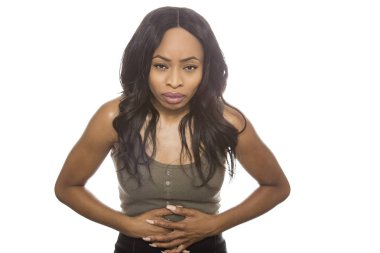 Hasta bakarak beyaz arka planda siyah erkek