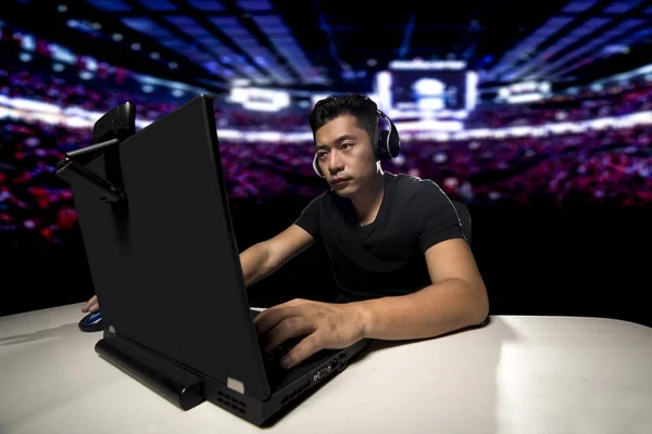 Competitivo Asiático ESports Gamer Jogando um torneio de videogame — Fotografia de Stock