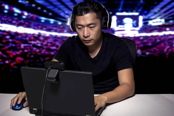 Competitivo Asiático ESports Gamer Jogando um torneio de videogame — Fotografia de Stock