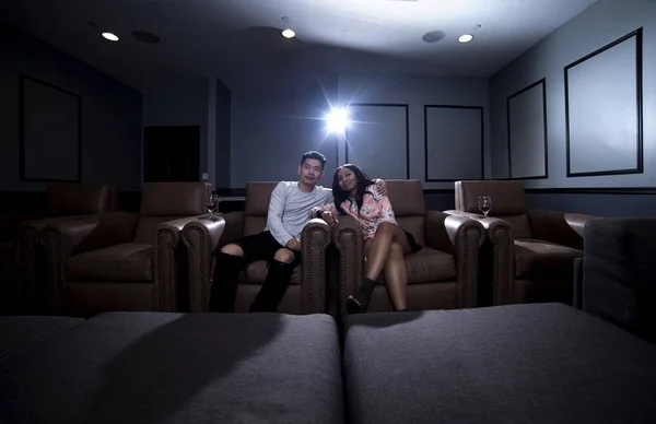 Casal Interracial assistindo a um filme em um sistema de cinema em casa — Fotografia de Stock