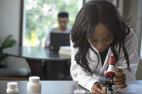 Жінка Вчена Лабораторному Пальто Яка Досліджує Свого Студента Медичної Школи — стокове фото